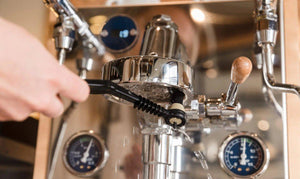 Hur man backspolar med rengöringsmedel för din espressomaskin - Barista och Espresso