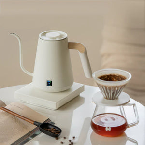 Hvid elektrisk elkedel med smal tud og trædetalje til præcis hældning ved kaffebrygning, alt om kaffe.