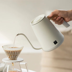 Hvid elektrisk elkedel med smal tud og træhåndtag for præcision i brygningen fra Timemore, alt om kaffe.