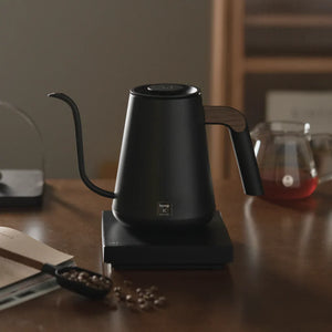 Sort elektrisk elkedel med smal tud og træhåndtag til barista- og filterkaffe-tilbehør fra Timemore, alt om kaffe.