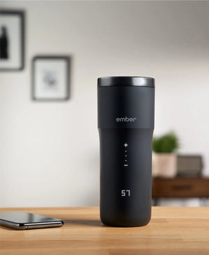 Elektrisk kaffetermokop sort V2 - 355 ml på bord med digital temperaturvisning i moderne indendørsmiljø.
