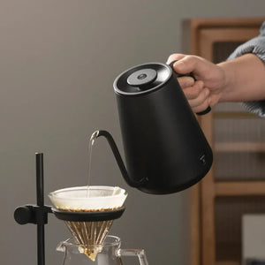 Sort elektrisk elkedel med smal tud til præcis hældning, fra Timemore og Brygg tilbehør alt om kaffe.