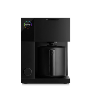 Sort kaffemaskine med digitalt display og kande, del af Fellow, Kaffemaskine, Seneste nyt, alt om kaffe.