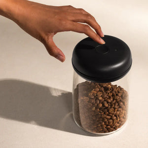 Glasbeholder med sort elektrisk vakuumlås til kaffebønner, del af Fellow, EspressoGear, Opbevaring, Seneste nyt, alt om kaffe