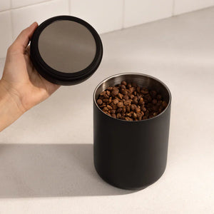 Sort elektrisk vakuumbeholder til kaffebønner 0,7 L, del af Fellow, Opbevaring, Seneste nyt, EspressoGear, alt om kaffe.