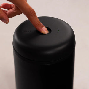 Sort elektrisk vakuumbeholder til kaffelagring med knap og LED-indikator, del af Fellow, EspressoGear, Opbevaring, Seneste nyt, alt om kaffe.