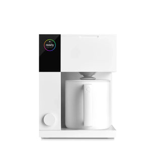 Moderne hvid kaffebrygger til håndbrygning med præcision og kontrol, en del af Fellow, alt om kaffe.