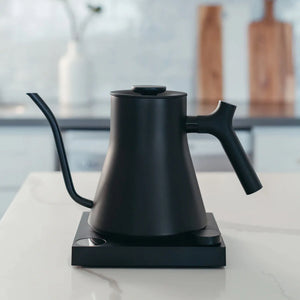Sort elektrisk elkedel med smal svanehals på basenhed, del af Fellow, Elkedel, EspressoGear, alt om kaffe.
