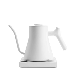 Hvid elektrisk elkedel med smal gåsehals og digital temperaturkontrol, del af Fellow, EspressoGear, alt om kaffe