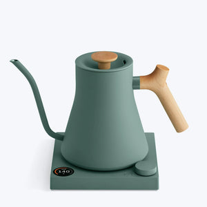 Grøn elkedel med træhåndtag og lang smal tud til præcis brygning, del af Fellow, EspressoGear, alt om kaffe