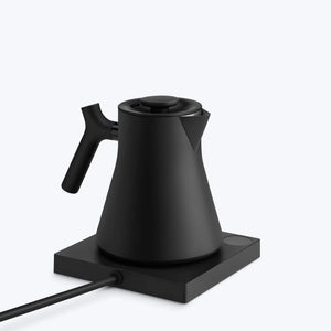 Mattsort elkedel med ergonomisk håndtag på varmeplade, del af Fellow, EspressoGear, alt om kaffe