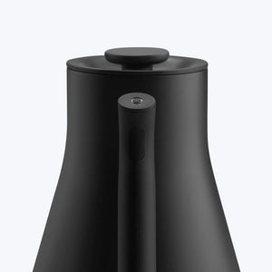 Mattsort elkedel med stilrent design og ergonomisk håndtag, del af Fellow, EspressoGear, alt om kaffe