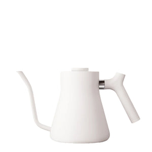Hvid elektrisk elkedel med smal tud til præcis hældning, del af Elkedel og EspressoGear, alt om kaffe.