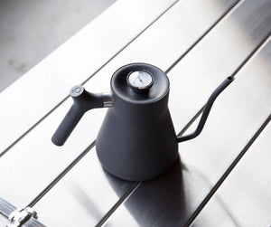 Mat sort elkedel med smal svanhals og indbygget termometer, bryggetilbehør, alt om kaffe.