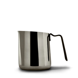 Spejlblank mælkekande i rustfrit stål med ergonomisk håndtag, perfekt til latte art, espressotilbehør, alt om kaffe.
