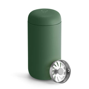 Isoleret genanvendelig kaffekop i grøn farve med aftageligt filter, del af Take away og EspressoGear, alt om kaffe.