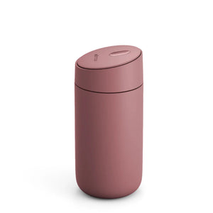 Genanvendelig rejsekrus i støvet rosa med skydelåg, del af Fellow, Take away, Seneste nyt, alt om kaffe.