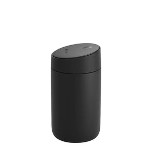Sort termokrus med skydelåg til take away, del af Fellow og EspressoGear, alt om kaffe.