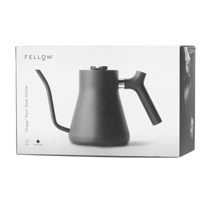 Elektrisk elkedel med mat sort finish og smal tud til præcis hældning, filterkaffe tilbehør, alt om kaffe.