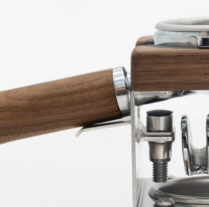 Portafilterstøtte i træ og metal for stabil hvile ved espressobrygning, barista-tilbehør, alt om kaffe.