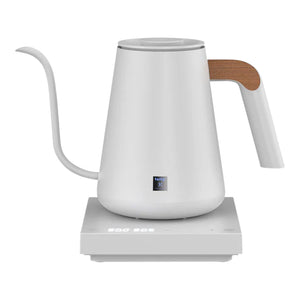 Hvid elektrisk elkedel med smal tud og trædetalje på håndtaget, til barista- og filterkaffe-tilbehør, alt om kaffe.