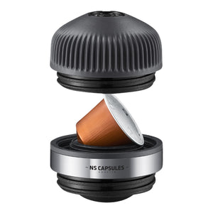 Adapter i sort og stål til Nespresso OriginalLine-kapsler, espresso-tilbehør fra Wacaco og EspressoGear.